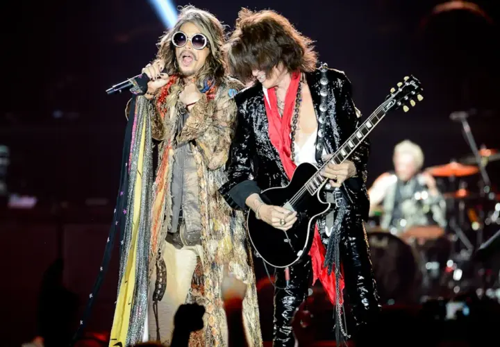 Steven Tyler i Joe Perry z Aerosmith, legendy rocka, na scenie. Ich styl to kwintesencja tego, co kochamy w **starych zespołach rockowych**.