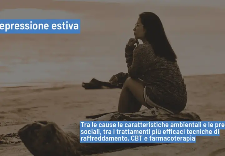 Donna pensierosa sulla spiaggia, affronta il caldo e la depressione estiva. Tra le cause, fattori ambientali e sociali, con trattamenti come raffreddamento, CBT e farmacoterapia.