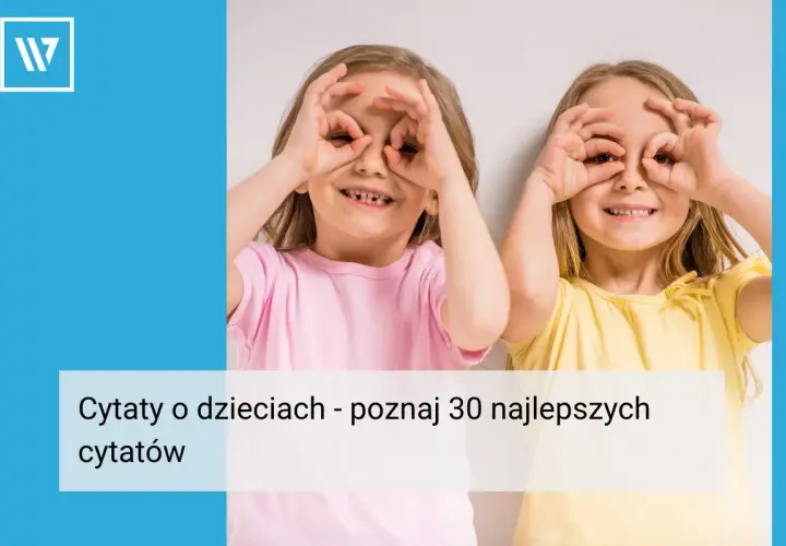 Dwie uśmiechnięte dziewczynki robią sobie "okulary" z dłoni. Poznaj najlepsze cytaty o dzieciach.