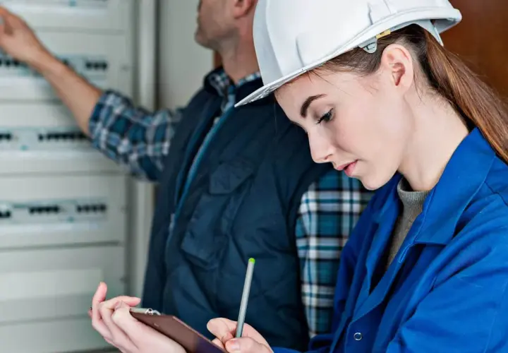 Ile kosztuje odbiór domu przez elektryka? Cennik i porady eksperta