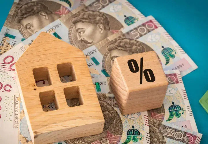 Drewniany domek i kostka z procentem na banknotach 500 zł. Wibor 3m prognozy.