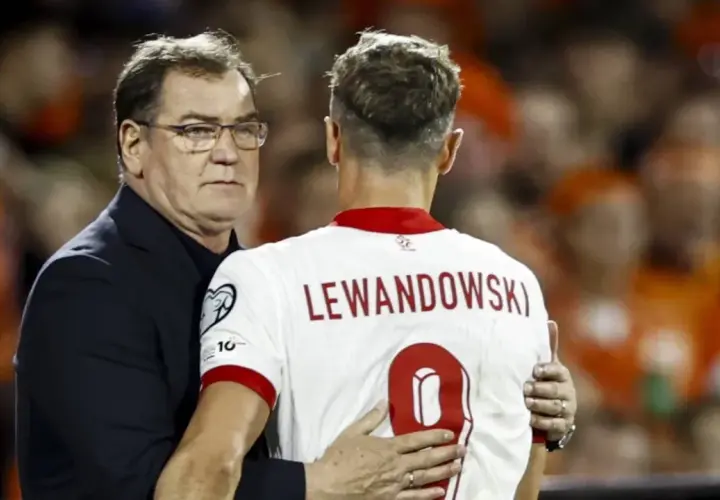 Trener Czesław Michniewicz obejmuje Roberta Lewandowskiego po meczu. To symboliczne wsparcie przed kolejnymi powołaniami do kadry.