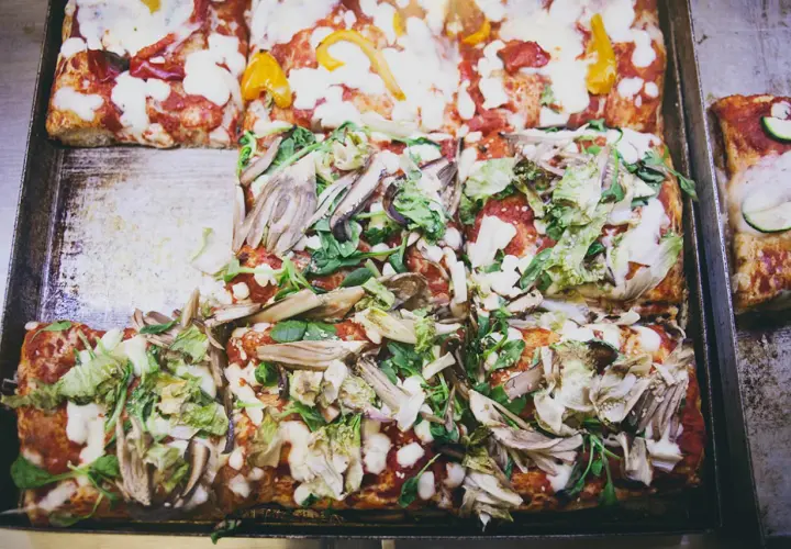 Pyszne, kwadratowe pizze z warzywami i serem. Idealne, gdy zastanawiasz się, gdzie zjeść w Wenecji.