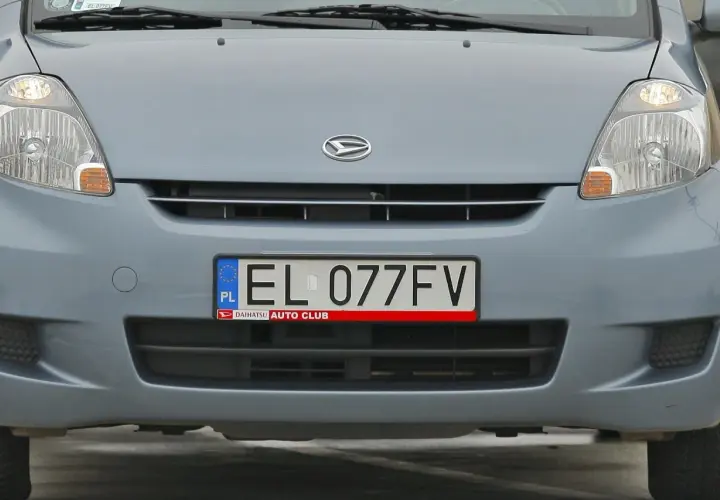 Szara rejestracja EL 077FV na samochodzie Daihatsu.