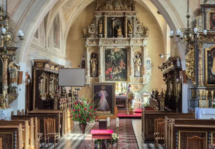 Wnętrze kościoła w Nieszawie. Ołtarz główny, obrazy, rzeźby i ławy tworzą bogactwo nieszawskich atrakcji sakralnych.