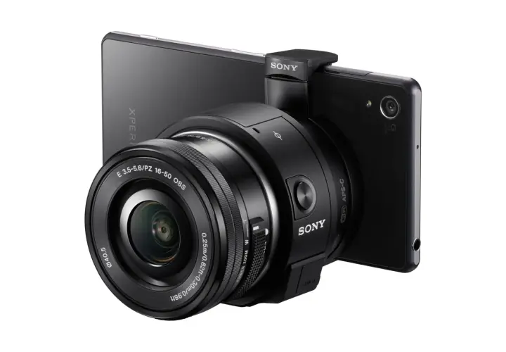 Zestaw Sony QX1 z obiektywem 16-50 mm podłączony do telefonu Xperia.