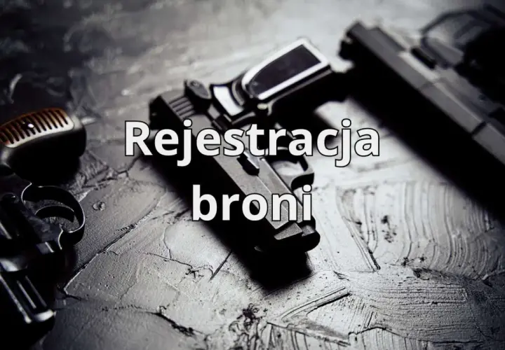 Dwa pistolety leżą na ciemnym tle. Tekst "Rejestracja broni" sugeruje, że jest to dokumentacja związana z legalizacją posiadania broni.