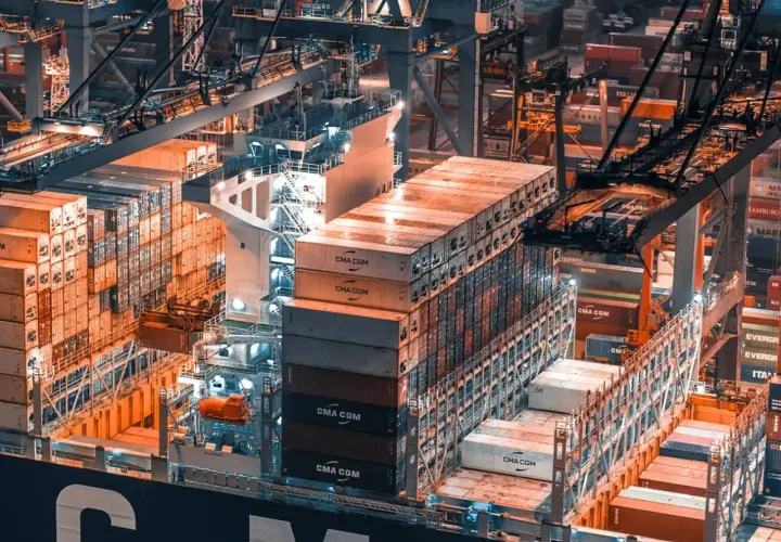 Containerriese wird beladen. Das **cargo meaning** ist die Fracht, die auf dem Schiff transportiert wird, um die Welt zu verbinden.