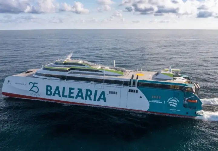 Prom Balearia "Margarita Salas" płynie z Barcelony na Majorkę. Nowoczesny katamaran zasilany gazem ziemnym.