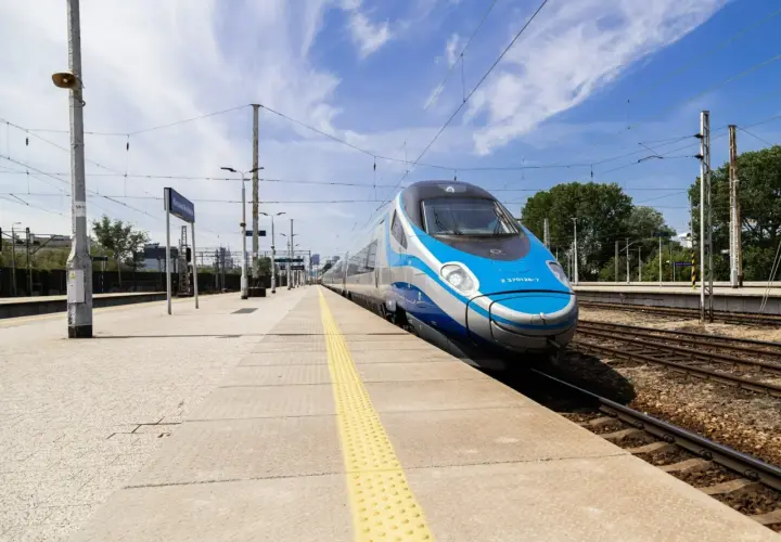 Pendolino nad morze cennik: szybki pociąg na peronie, gotowy do podróży.
