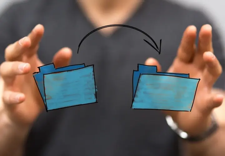 Zwei Ordner werden durch einen Pfeil verbunden, der eine Datenübertragung symbolisiert, wie bei cmd xcopy.