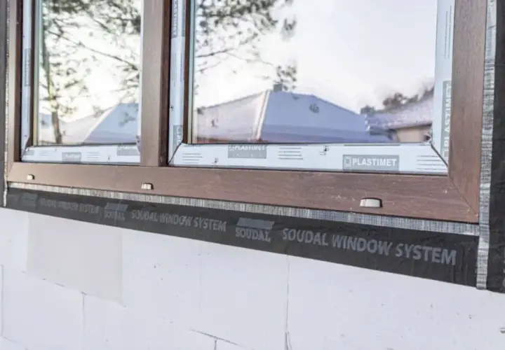 Obróbka okien po montażu, cena zależy od zastosowanych materiałów. Widoczna taśma Soudal Window System.