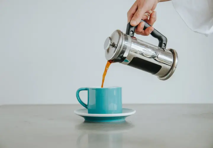 Kawa z french pressa nalewa się do turkusowej filiżanki. Zastanawiasz się, ile gram kawy do french press?