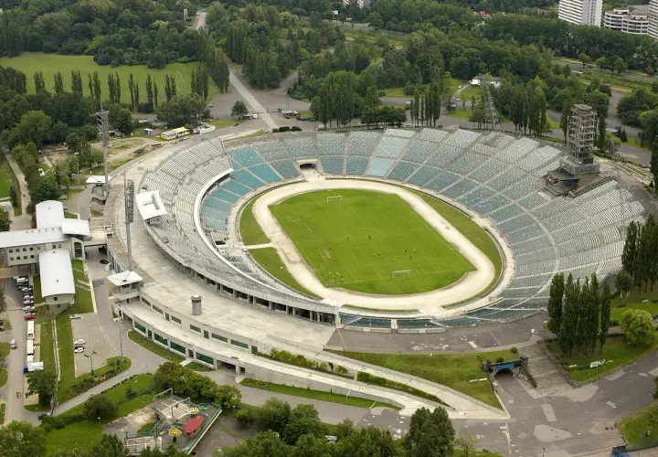 Stadion Śląski, miejsce, gdzie rozbrzmiewa polski **chant po polsku**, z lotu ptaka. Zielona murawa, trybuny i otaczający las.