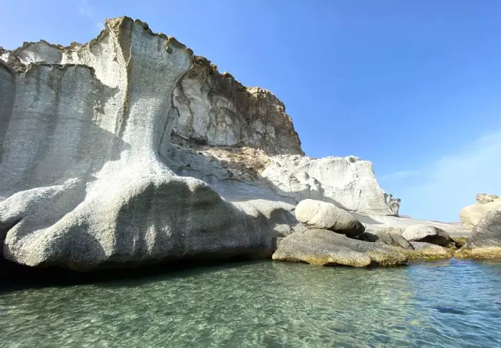 Impresionantes formaciones rocosas blancas y grises se alzan sobre aguas cristalinas. Un lugar ideal que ver en Agua Amarga para explorar la costa.