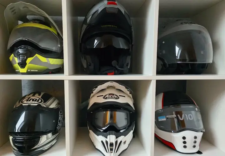 Różne rodzaje kasków motocyklowych: turystyczny, szczękowy, crossowy i sportowy.