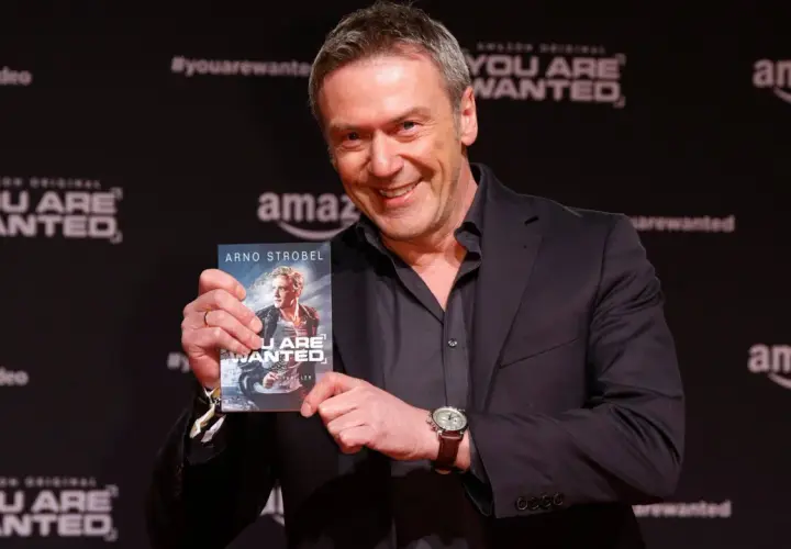 Arno Strobel präsentiert stolz sein Buch "You Are Wanted". Die Reihenfolge der Veröffentlichung ist ein spannendes Detail.