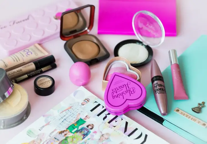 Niezbędne produkty do makijażu: 10 must-have dla początkujących