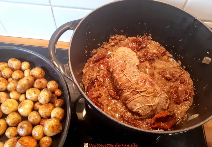 Un quasi de veau mijote dans une sauce aux tomates séchées et oignons, accompagné de pommes de terre rôties.
