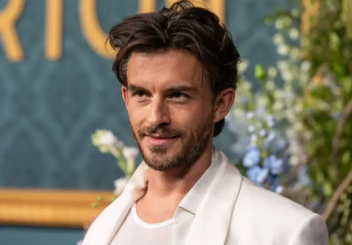 Jonathan Bailey, znany z roli Anthony'ego Bridgertona, w białej marynarce. Choć jego ekranowa żona to Kate Sharma, w życiu prywatnym Jonathan Bailey nie jest żonaty.