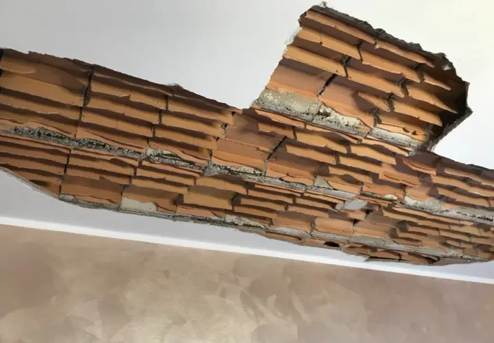 Sfondellamento pignatte: il soffitto mostra mattoni a vista e crepe, necessita di una soluzione rapida.