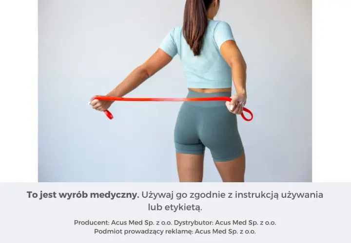 Kobieta ćwiczy z czerwoną taśmą oporową. To świetne gumy do ćwiczeń, które pomogą Ci wzmocnić mięśnie.