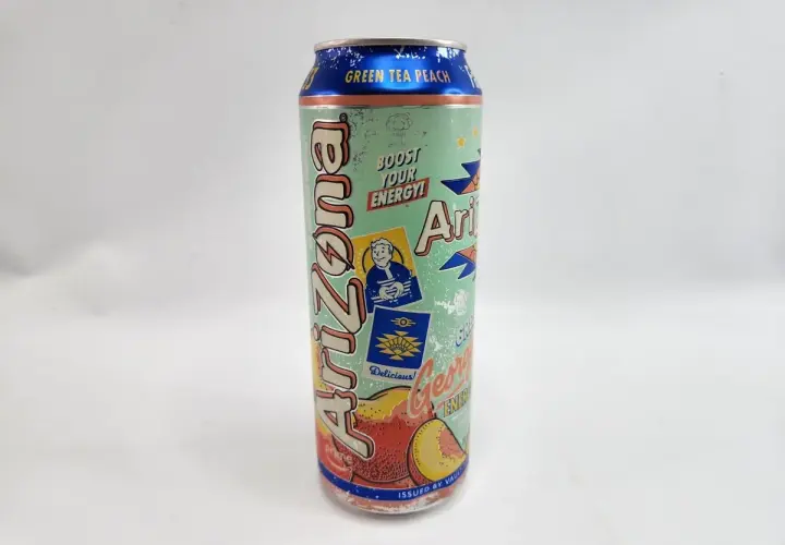 Puszka zielonej herbaty z brzoskwinią Arizona. To napój, który doda Ci energii!