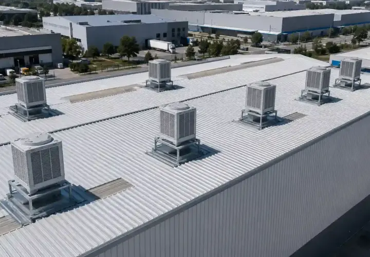 Unidades de climatización de naves industriales en tejado metálico.