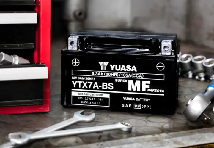 Batería Yuasa YTX7A-BS. Averigua cuanto dura una bateria de moto con estas especificaciones de carga.