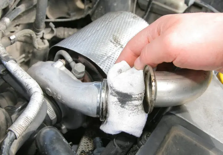 Czyszczenie rury dolotowej turbiny 1.9 TDI. Sadza na szmatce może wskazywać na objawy problemów z turbosprężarką.