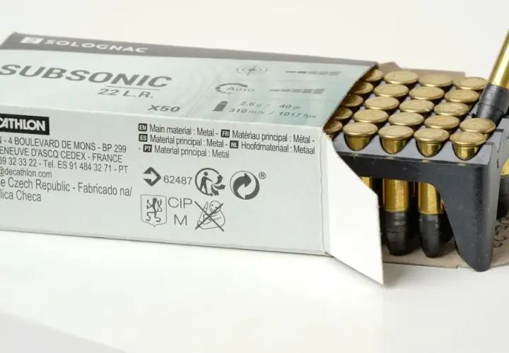 Boîte de munitions 22 L.R. Subsonic de Decathlon, avec une puissance estimée de 22lr en joules. Les cartouches sont en métal.