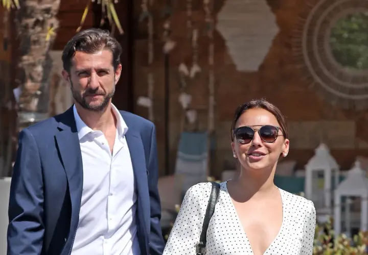 Miguel Sánchez Encinas y su acompañante pasean con estilo bajo el sol.