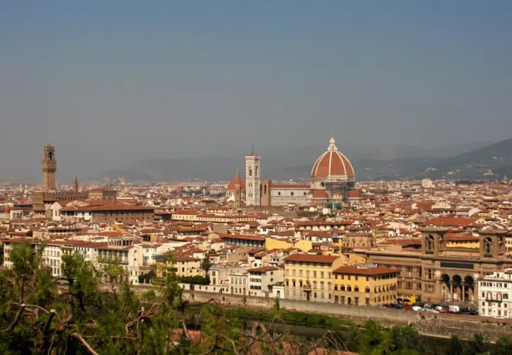 Widok na Florencję po angielsku, z dominującą katedrą Santa Maria del Fiore i wieżą Palazzo Vecchio.