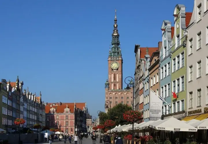 Ulica Długa w Gdańsku z wieżą Ratusza. Warto sprawdzić ceny mieszkań Gdańsk, bo widoki są zachwycające!