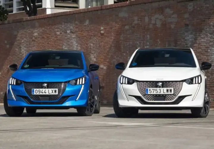 Dos Peugeot 208, uno azul y otro blanco, lucen sus modernos diseños y potentes motores.