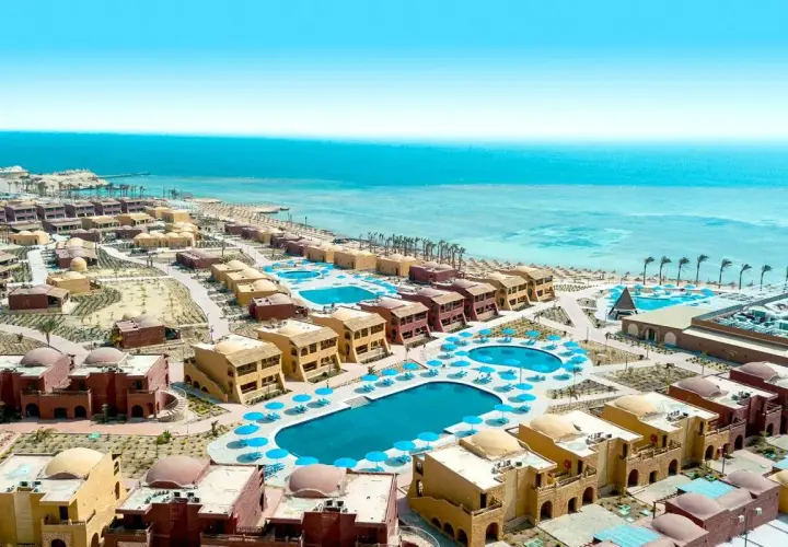 Widok na kompleks hotelowy Pickalbatros Portofino Marsa Alam. Opinie gości chwalą baseny i plażę.