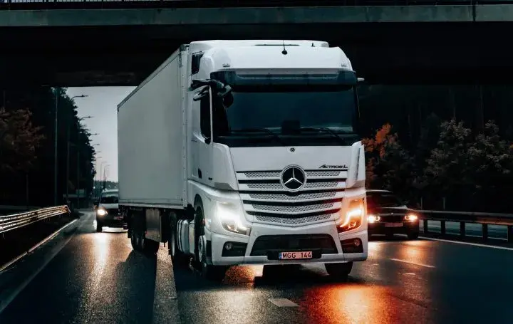 Najlepsza ciężarówka do 12 ton - porównanie modeli i ich zalety