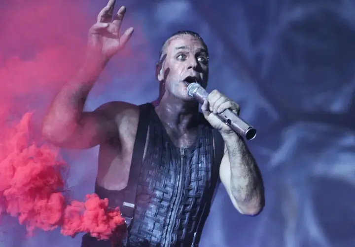 Till Lindemann śpiewa "Sonne" Rammstein, otoczony różowym dymem. Tekst po polsku tej piosenki jest równie intensywny.