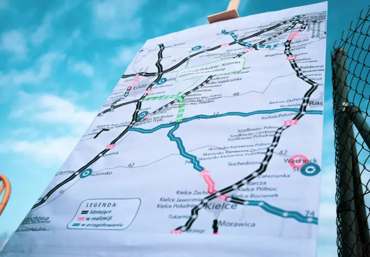 Mapa drogowa z zaznaczonymi trasami, w tym kierunkowy 42, który prowadzi do Kielc.