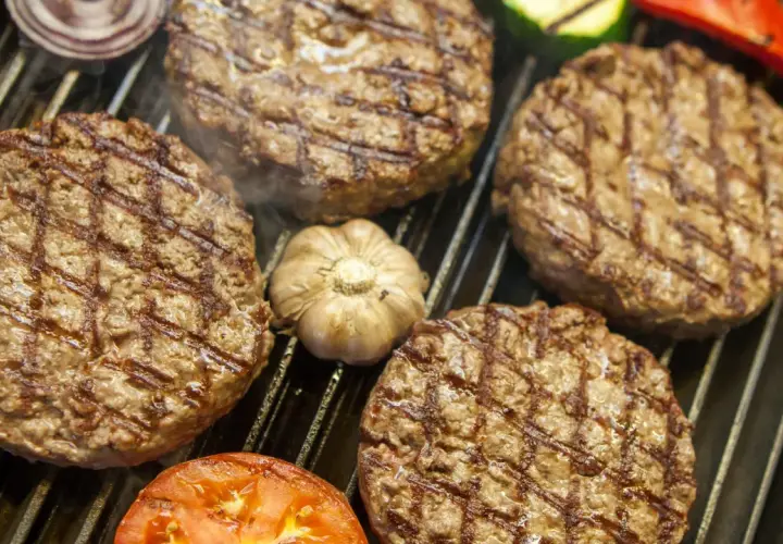Jak długo smażyć burgera? Idealny czas na każdy stopień wysmażenia