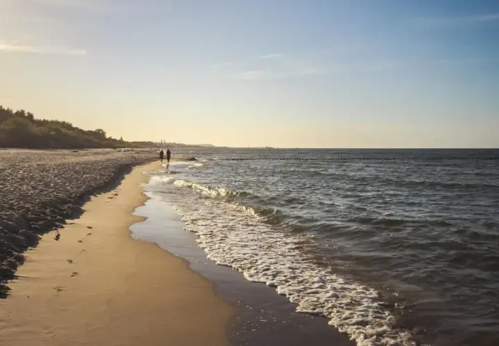 Spacer po plaży w Karwi, idealne miejsce na relaks i odkrywanie atrakcji w okolicy.