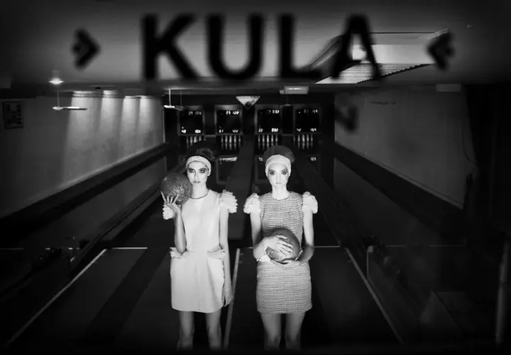 Dwie modelki w retro stylizacjach z kulami do kręgli na torze. Idealne, ładne tło do zdjęć w klimacie vintage.