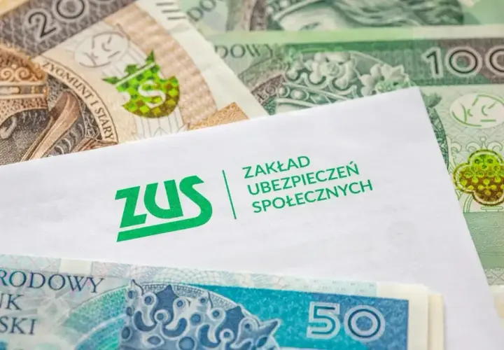 ZUS i polskie banknoty. Dokument ZUS może oznaczać przyznanie renty inwalidzkiej.