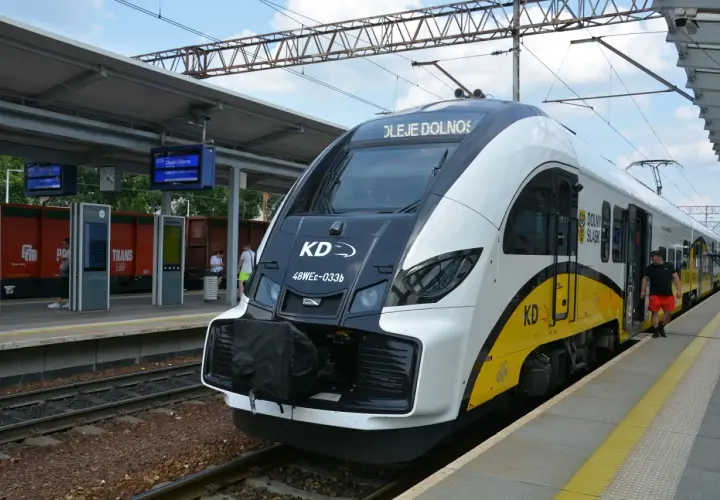 Nowy pociąg KD "Koleje Dolnośląskie" czeka na pasażerów. Czy to ten pociąg do Zielonej Góry?