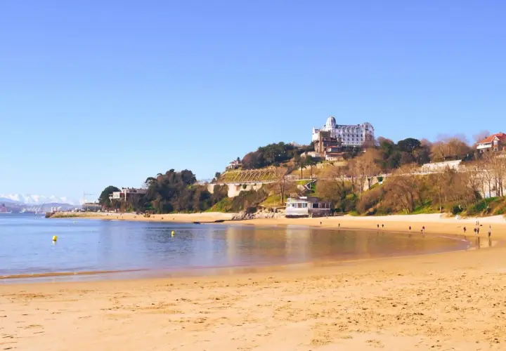 Playa de El Sardinero, una de las mejores playas de Santander, con el Palacio de la Magdalena al fondo.