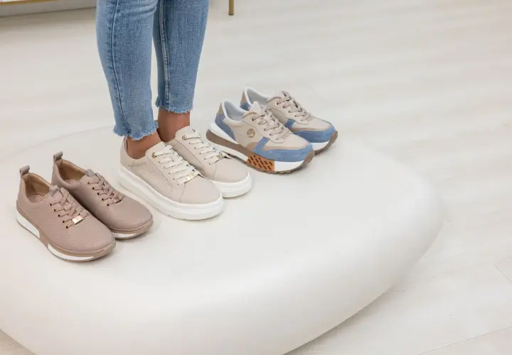 Zobacz, jak wyglądają buty sneakersy: beżowe, różowe i niebiesko-beżowe, idealne na co dzień.