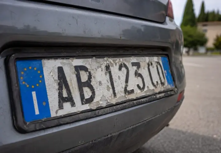Targa auto deteriorata, AB 123 CD. Il duplicato targa auto deteriorata costo è da valutare.
