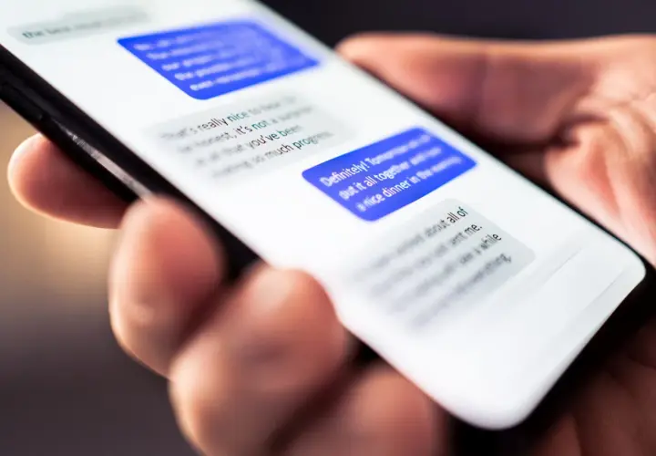 Kosz wiadomości SMS na ekranie telefonu. Dyskutują o jutrzejszym spotkaniu i kolacji.