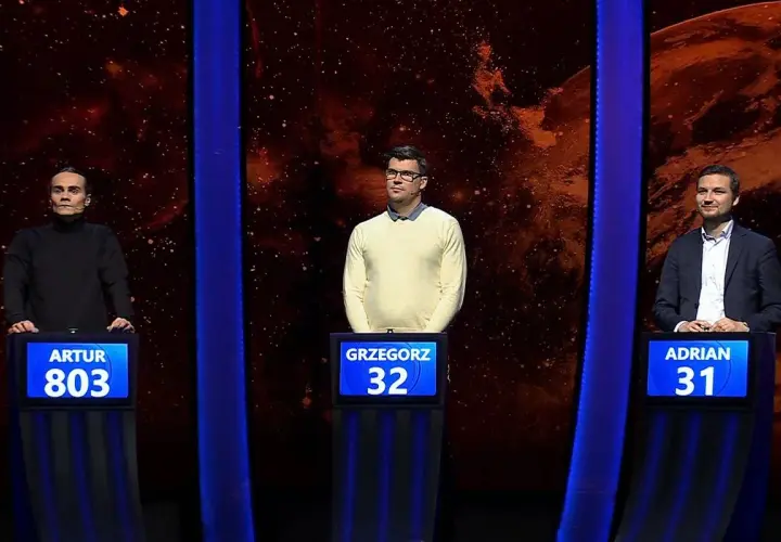 Artur 803, Grzegorz 32 i Adrian 31 stoją na scenie.