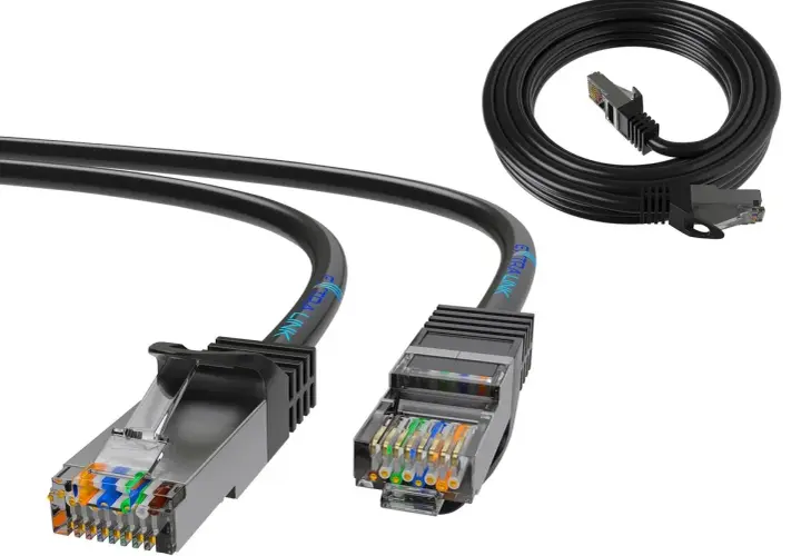 Dwa czarne kable sieciowe UTP z przezroczystymi wtyczkami RJ45, jeden zwinięty w kółko, drugi rozłożony.